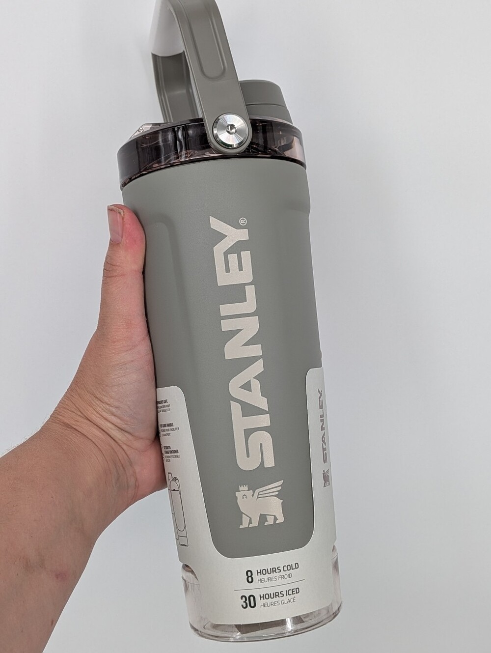 new Stanley The Vitalize Shaker Bottle 20 OZ water bottle Leakproof sage gray